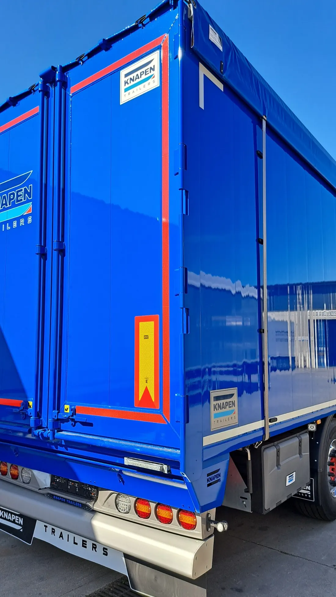 Semirimorchio Knapen Trailers blu con il telo di copertura montato sul cassone